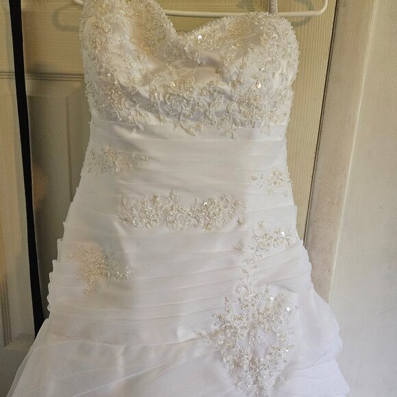 Ball Gown Style Wedding Dress - Picture 1 of 5